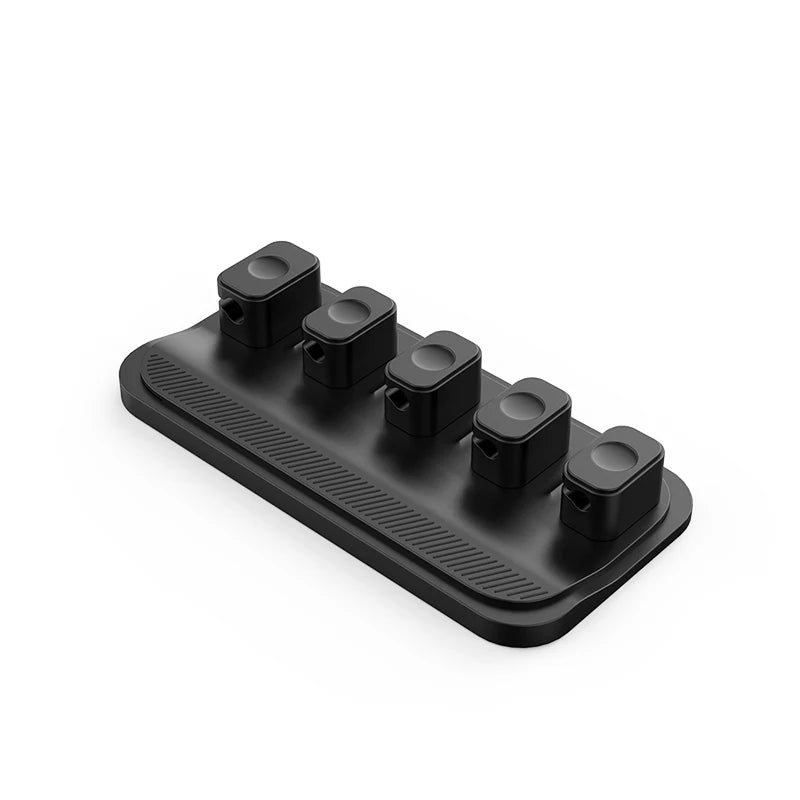 Pince magnétique range-câbles sur setup gaming complet