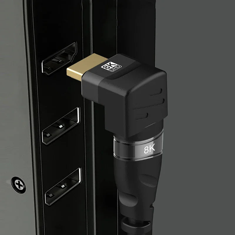 Adaptateur HDMI 2.1 8K coudé branché derrière un écran