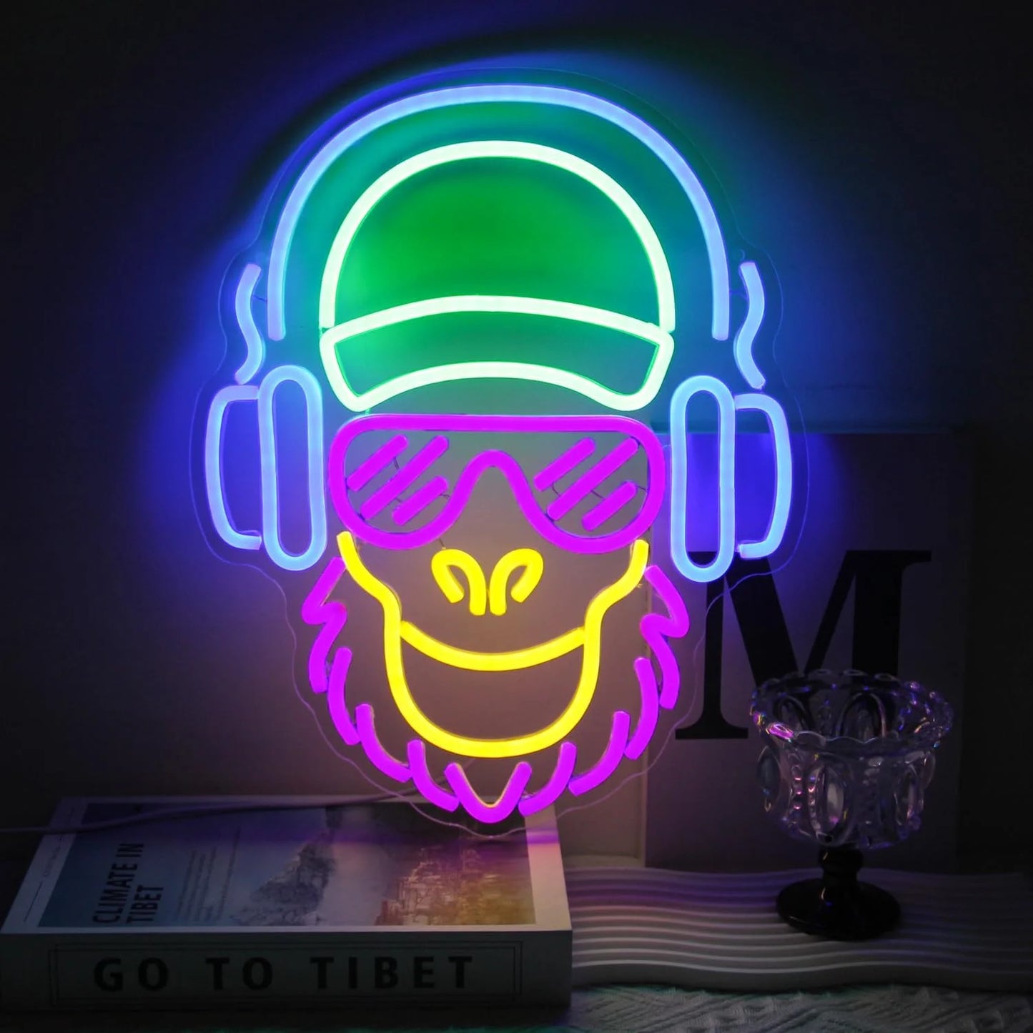 Néon LED gorille gamer allumé, ambiance nocturne