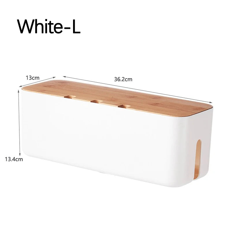 Boîte range-câbles bambou installée sous un bureau gaming
