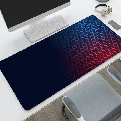 Tapis de souris XXL motif hexagone, installé sur bureau gaming