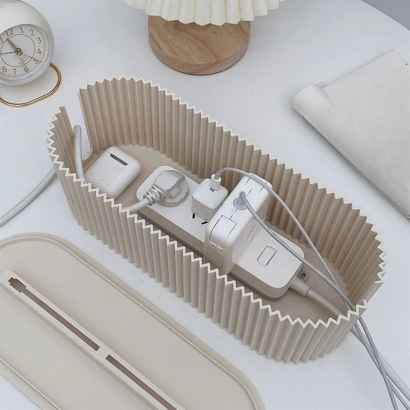 Boîte de rangement câbles avec multiprise et chargeurs rangés