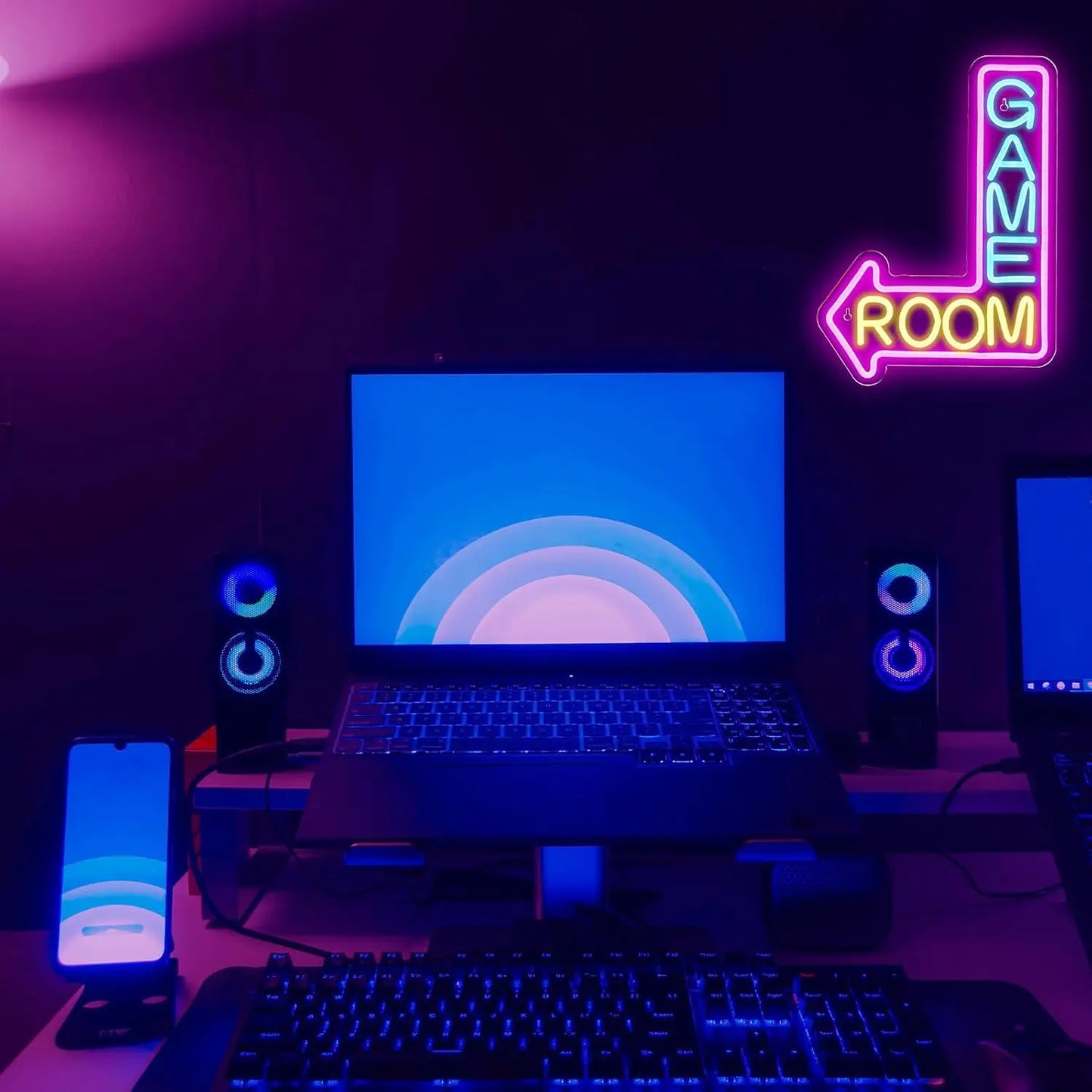 Néon LED mural installé au-dessus d'un bureau gaming, ambiance nocturne