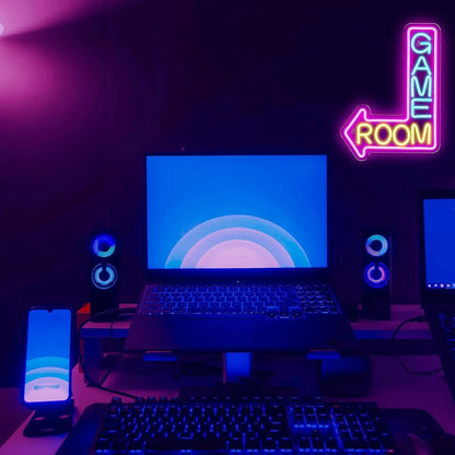 Néon LED mural installé au-dessus d'un bureau gaming, ambiance nocturne