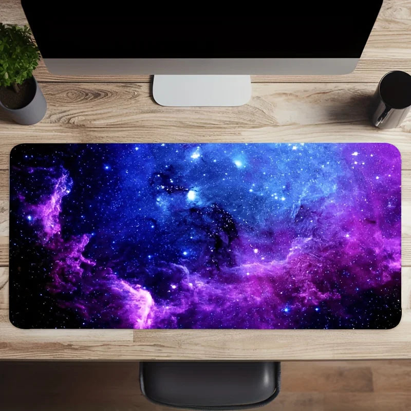 Tapis de souris ciel violet installé sur bureau gaming