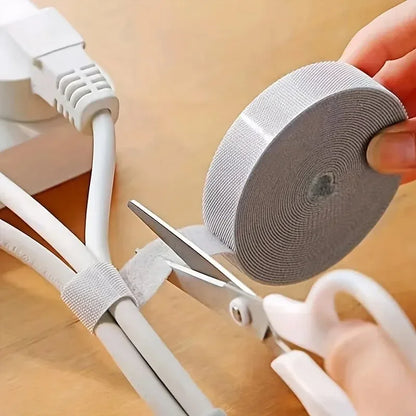 Gaine range-câbles zippée regroupant des câbles