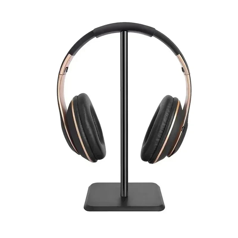 Casque gaming noir et doré posé sur support aluminium RigNest