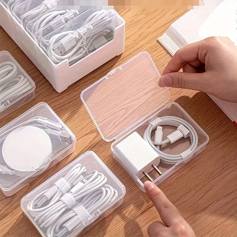 Boîte de rangement câbles sur bureau avec téléphone en charge
