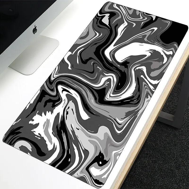 Tapis de souris liquide installé sur bureau gaming