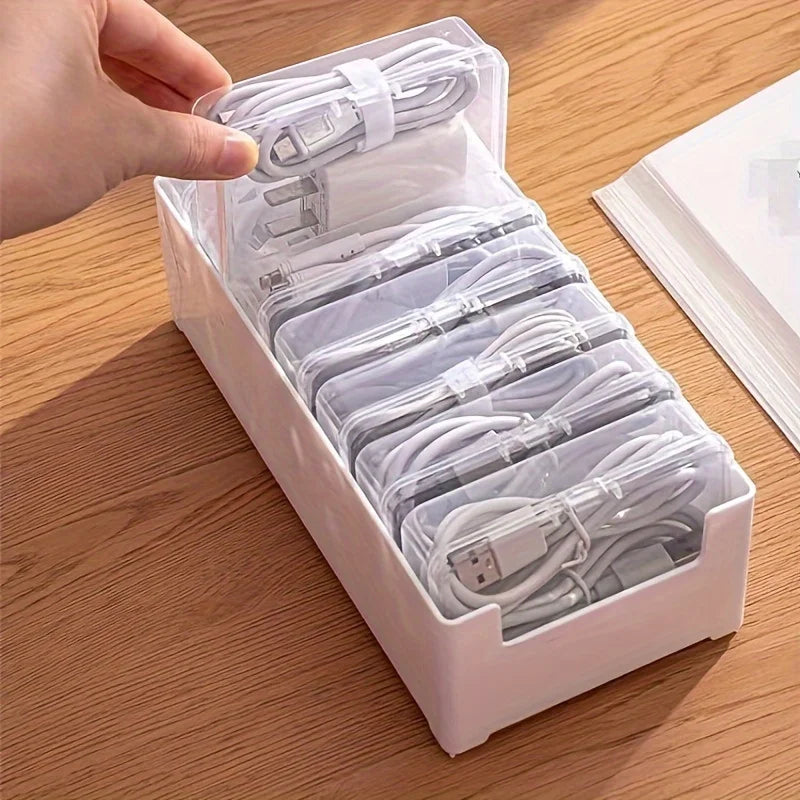Boîte de rangement câbles avec chargeur et câble téléphone rangés