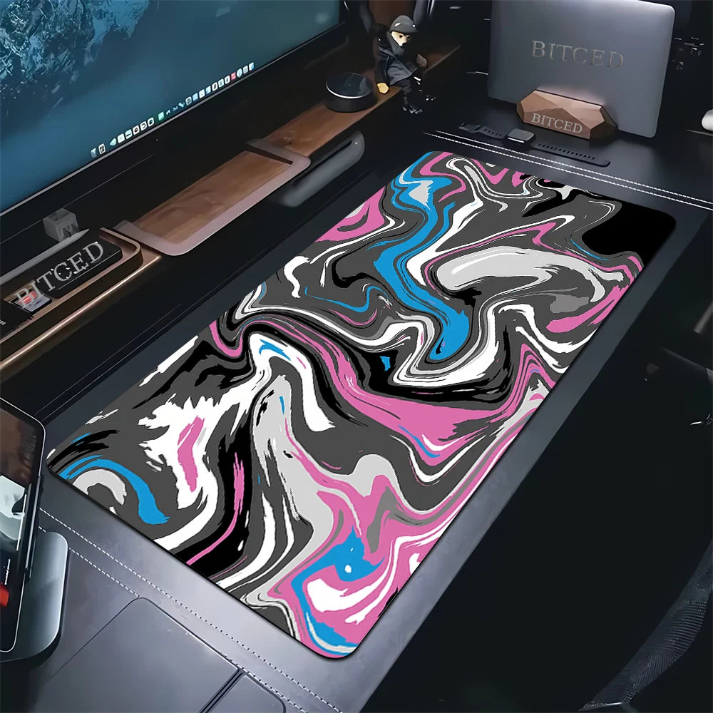 Tapis de souris liquide noir blanc installé sur bureau gaming