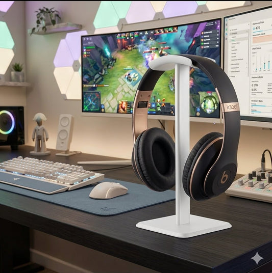 Support casque gaming en aluminium sur bureau avec écran et clavier RGB